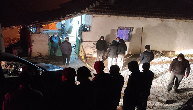 Manisa'da aile içi katliam! Adam karısını oğlu da babası ve babaannesini öldürdü - Resim: 0