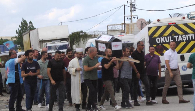 Tabut alıp, gıyabi cenaze namazı kaldılar! İşten çıkarılan işçilerden sıradışı eylem! - Resim: 0