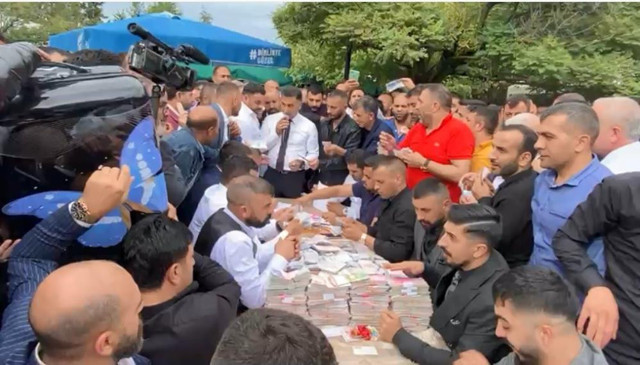 Kocaeli'de düğünde toplanan para dudak uçuklattı! Saya saya bitiremediler - Resim: 2