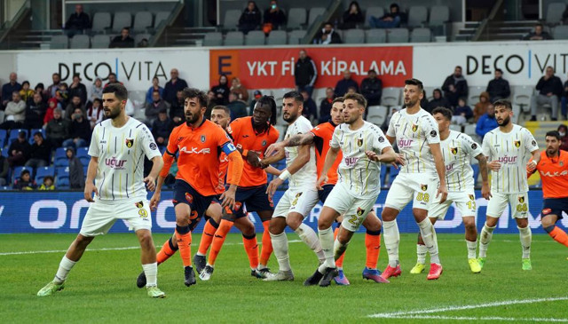 Başakşehir, İsntabulspor'u devirdi! Üç puanı 2 golle aldı - Resim: 0