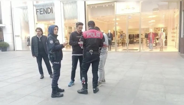 İstanbul'da AVM'lerde eş zamanlı 'yabancı şahıs' denetimi: Üstünden silah çıktı - Resim: 0