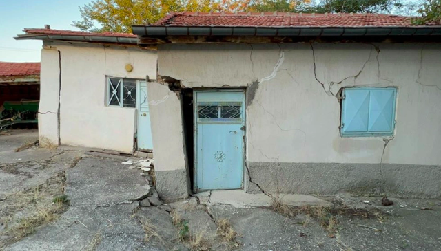 Her an ölümle burun buruna yaşıyorlar! Evlerinin altından fay hattı geçiyor - Resim: 1