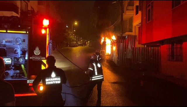 Elektrik panosu patladı, çıkan kıvılcımlar sokağı böyle aydınlattı - Resim: 0