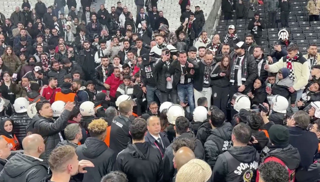 Mağlubiyet sonrası Beşiktaşlı futbolcular stadı terketmeyen taraftardan böyle özür diledi - Resim: 1