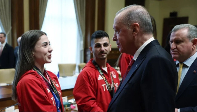 Cumhurbaşkanı Erdoğan madalya kazanan sporcuları külliyede kabul etti - Resim: 1