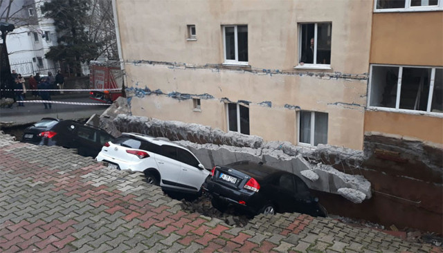 İstanbul Kartal'da istinat duvarı çöktü 3 araç çukura düştü - Resim: 0