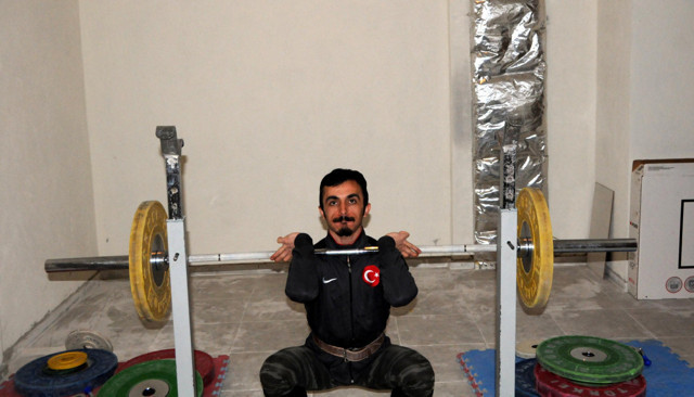 Kayseri'de milli halterci olimpiyatlara sığınakta hazırlanıyor - Resim: 2