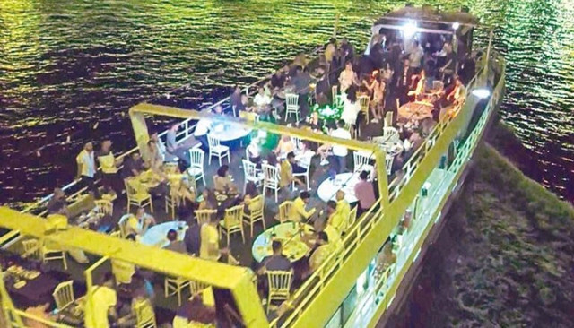 Teknede gizli eğlence: Damatlık ve gelinlik olmazsa rahat olur - Resim: 1