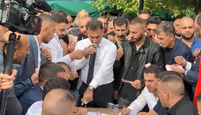 Kocaeli'de düğünde toplanan para dudak uçuklattı! Saya saya bitiremediler - Resim: 3