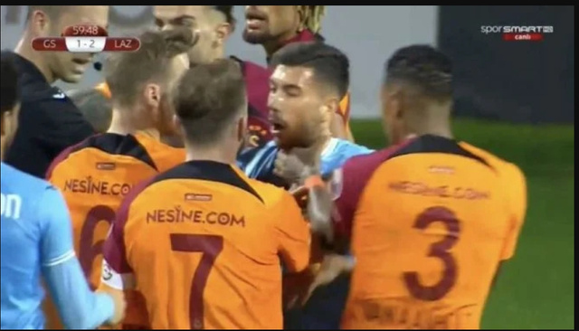 Galatasaray Lazio maçında saha bir anda karıştı! Van Aanholt çılgına döndü, boğazını sıktı! - Resim: 4