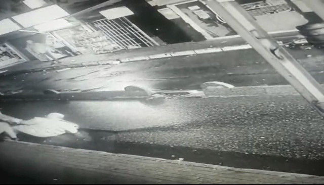 Baba oğul tekme tokat dövdü: Taksicinin gasp oyununu polis bozdu! - Resim: 0