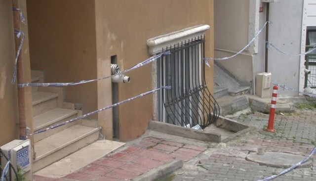 Eyüpsultan’da istinat duvarı çöktü: Risk altındaki binalar tahliye edildi! - Resim: 2