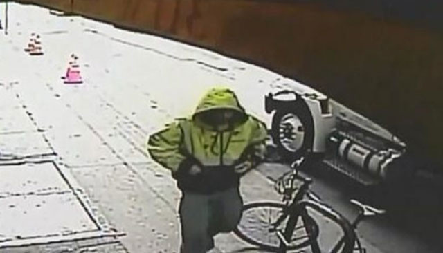 Korkunç görüntüler! Yaşlı adam kamyonun tekerine sıkıştı - Resim: 4