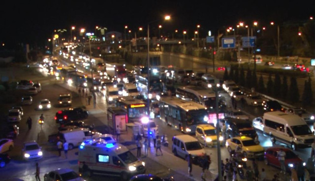 İntihar girişimi Antalya'yı karıştırdı! 3 kilometre trafik oluştu polisin hamlesi intiharı önledi - Resim: 0