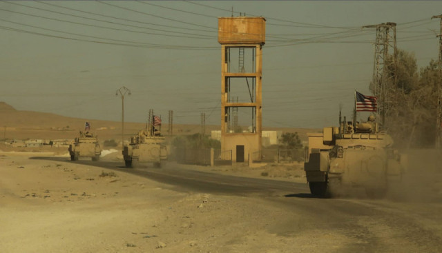 ABD zırhlısına terör örgütü paçavrası asıp kent içinde dolaştılar - Resim: 0