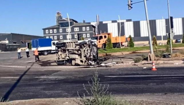 Kayseri-Niğde yolunda feci kaza: 2 çocuk öldü, 5 kişi ağır yaralandı - Resim: 0