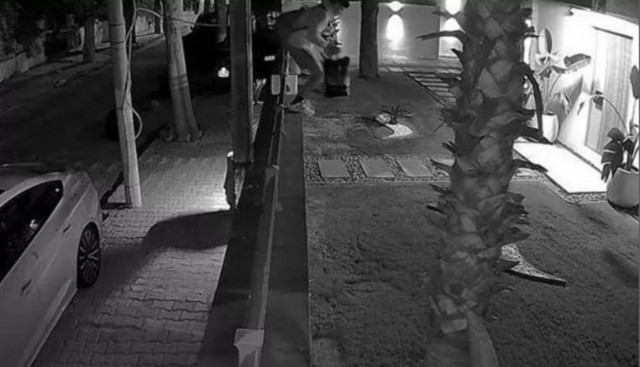 İzmir'de şaşkına çeviren olay! Evi boş sanan hırsız neler yaptı neler... - Resim: 0