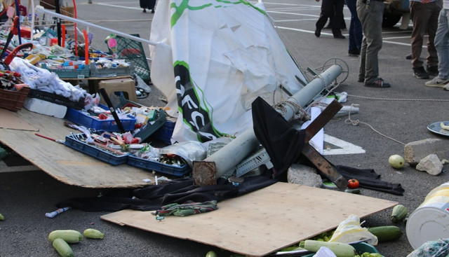 Pazar tezgahları devrildi, direkler yıkıldı! Ortalık savaş alanı gibi... - Resim: 0