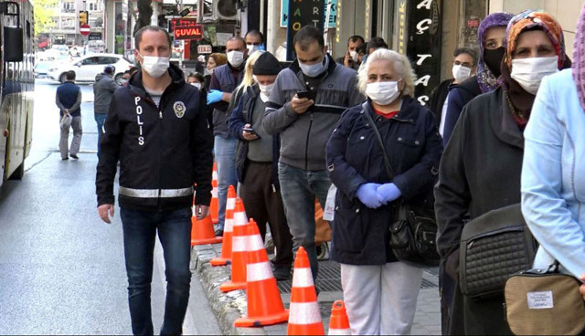 Avcılar sanki başka bir gezegen sahilde ve caddede korkutan yoğunluk - Resim: 0