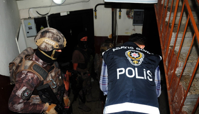 Kocaeli'de polis tam teçhizat operasyon yaptı 25 suçlu gözaltına alındı - Resim: 0