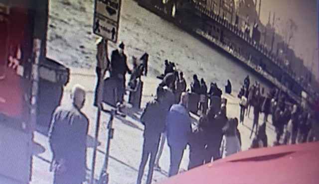 Çığlıklarına koştular! Karaköy'de genç kıza dehşeti yaşatan kapkaççıya meydan dayağı - Resim: 0