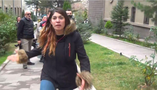 Afyankarahisar'da kendisine bıçakla saldıran kocasını unutup gazeteciye saldırdı - Resim: 0