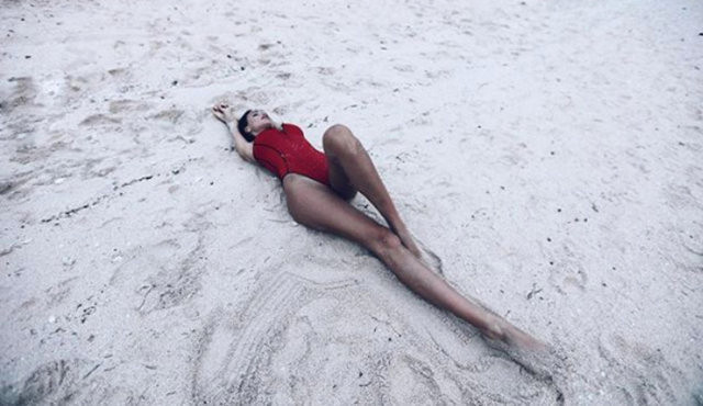 Dünyanın en güzel mankenlerinden ama o ayaklarda ne ! - Resim: 3