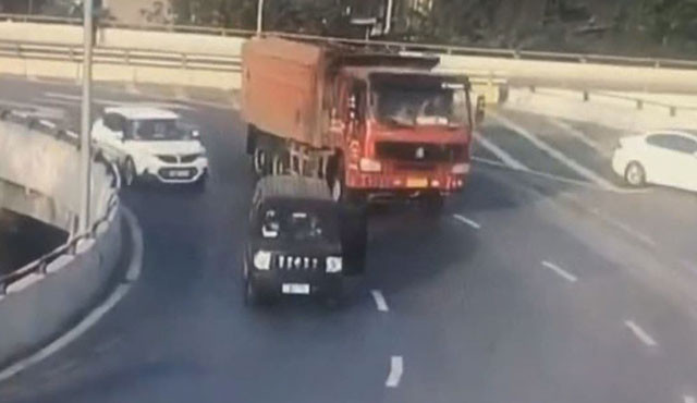 Yola savrulan bebeği kamyonun altından çıkardılar! Facia son anda önlendi - Resim: 2