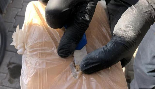 Van'da park halindeki kamyonetten 51 kilo eroin çıktı - Resim: 4