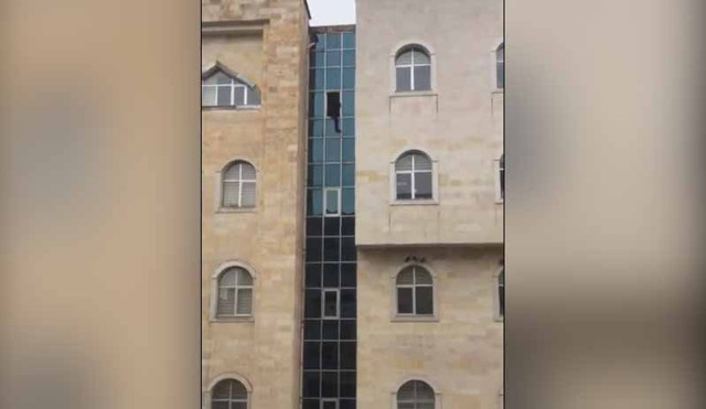 Cizre'de kaymakamlık binasından aşağı atlayan adam feci şekilde can verdi - Resim: 0