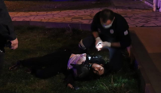 Kumar oynarken basılan kadın 2. kattan atlayıp yaralandı! Eşi elbiselerini parçaladı - Resim: 0