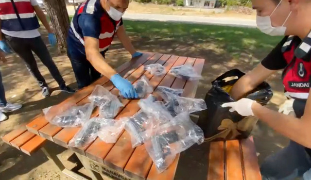 Konya'dan Antalya'ya takip edildiler kaçak silah satan kadınlar yakayı ele verdi - Resim: 0