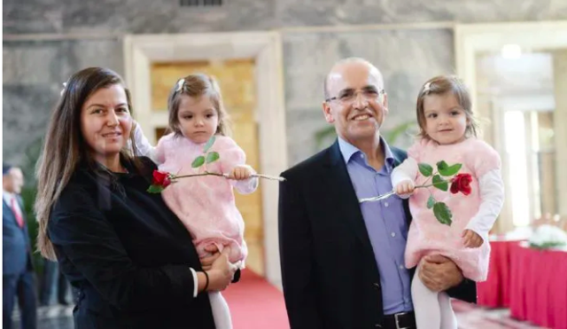 Mehmet Şimşek'in 2. eşi Esra Kara Şimşek kimdir ne iş yapıyor? - Resim: 1