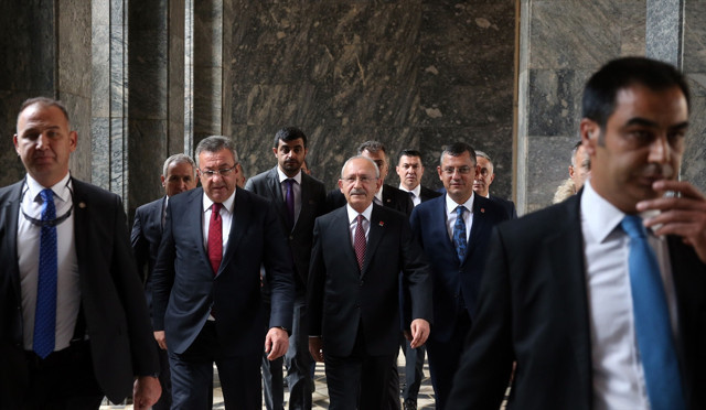 CHP Genel Başkanı Kemal Kılıçdaroğlu grup toplantısında hızını alamadı iyice uçtu - Resim: 0