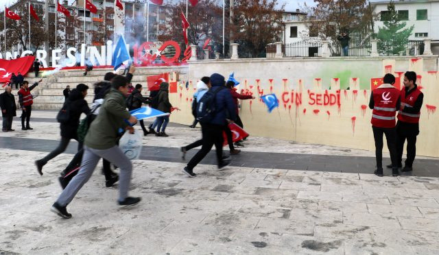 Şanlıurfa ve Sivas'ta çok ilginç Çin protestosu! Kartondan Çin Seddi'ni yıktılar - Resim: 0