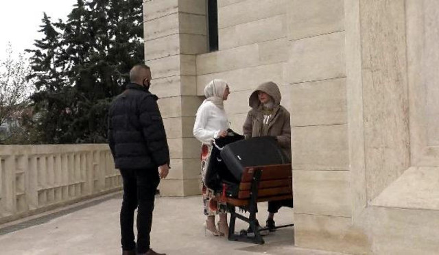 Avcılar'da cami avlusunda kıyafet çekimi yaptılar polis durun dedi - Resim: 0