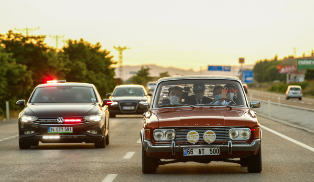 Cumhurbaşkanı Yardımcısı Fuat Oktay, makam aracını bırakıp şoför koltuğuna oturdu - Resim: 0