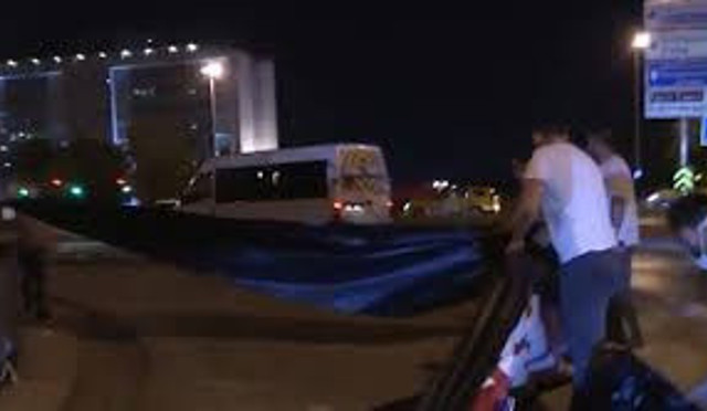 İmamoğlu afişlerin sökülmesine tepki gösterdi: Kimse susup oturmamızı beklemesin! - Resim: 0