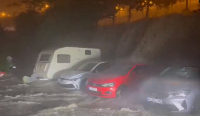 Başakşehir'i sel vurdu! Araçlar sürüklendi, insanlar mahsur kaldı! - Resim: 1