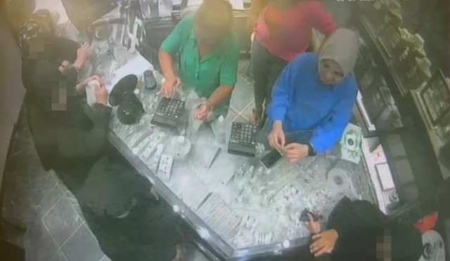 Kuyumcuda akıllara zarar soygun! İzmir'den de küçük yaşta kız çocuğu çalmışlar - Resim: 0