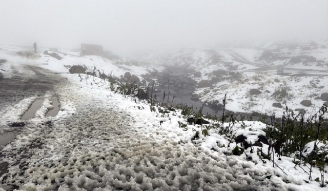 Ardahan'da yoğun kar ve sis! Yılın ilk karı yüksek kesimlerde etkili oldu... - Resim: 0