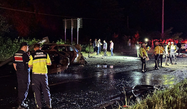 Rize'de korkunç kaza çarpışma sonrası alev aldı 3 ölü 5 yaralı - Resim: 0