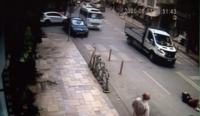 Denizli'de yaya geçidini kullanan gence araç çarptı - Resim: 1