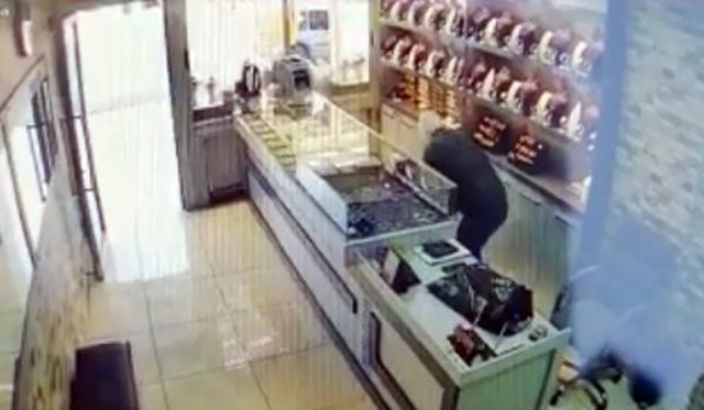 Antalya'da kuyumcuda dehşet! Çalışanı öldürüp 2 kilo altınla kaçtı - Resim: 3