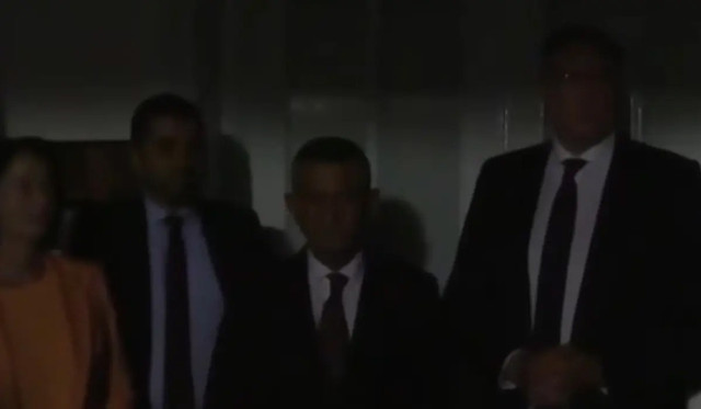 Özgür Özel konuşma yaparken elektrikler bir anda kesildi - Resim: 0