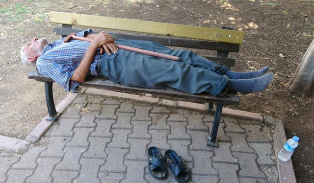 Adana'da 6 evladı kapının önüne koydu parkta yaşıyor 81 yaşındaki adam ağlayarak anlattı aç susuz yaşıyorum - Resim: 0