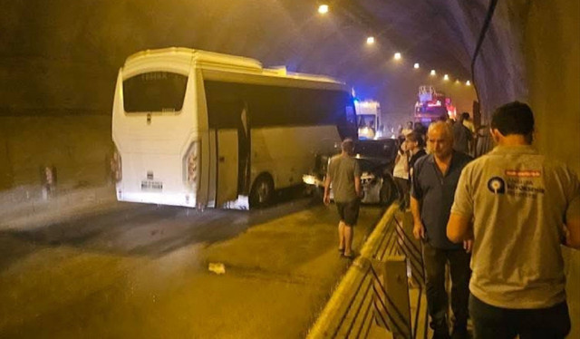 Antalya'da zincirleme trafik kazasında 10 kişi yaralandı - Resim: 0
