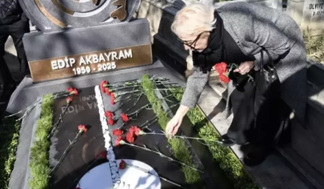 Edip Akbayram vefatının yıl dönümünde kabri başında anıldı - Resim: 1