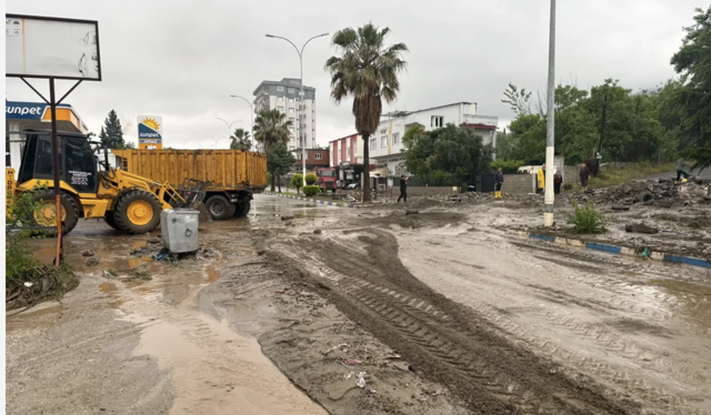 2 ilde sel kabusu! Hayat durdu, yollar kapandı, evler su altında kaldı - Resim: 1