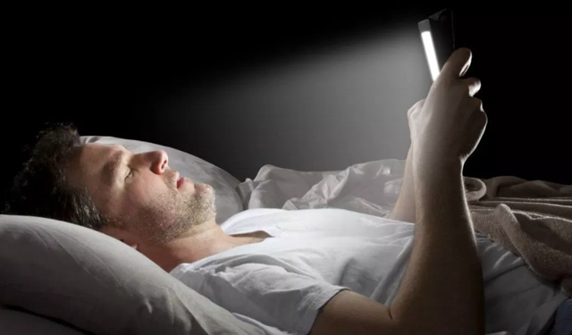 Cep telefonundaki mavi ışık tehlikesinden korunmak için yapılması gerekenler - Resim: 0